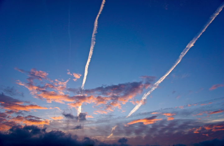 Wien: erstes Licht der Sonne am Morgen und Kondensstreifen Wien: erstes Licht der Sonne am Morgen und Kondensstreifen